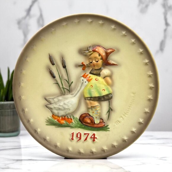 M.J. Hummel 1974 Annual Plate Goose Girl By Goebel 7.5" Decorative Collectible - Picture 1 of 8